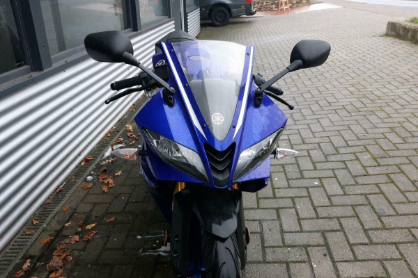 Motorrad von vorne in blau