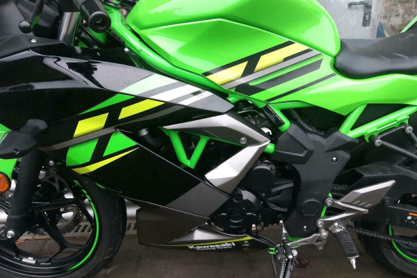 Motorrad von der Seite in grün