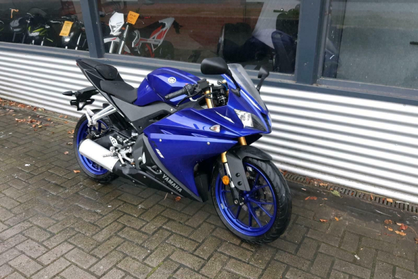 Motorrad von vorne in blau