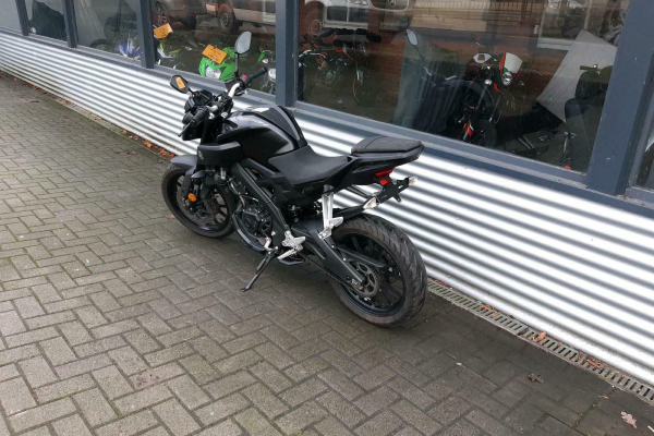 Motorrad von hinten in Schwarz
