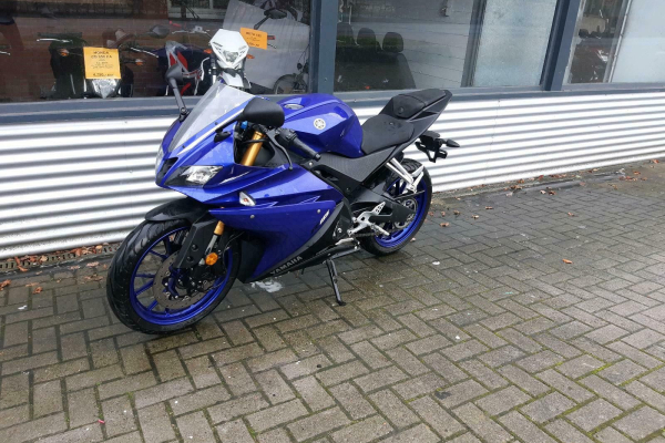 Motorrad von vorne in blau