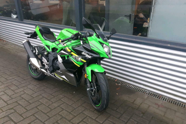 Motorrad von vorne in grün