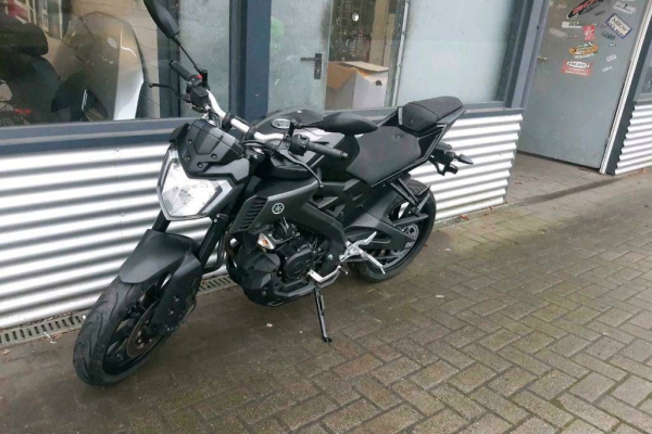 Motorrad von vorne in Schwarz