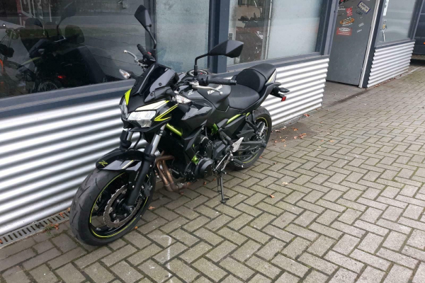 Motorrad von vorne in schwarz