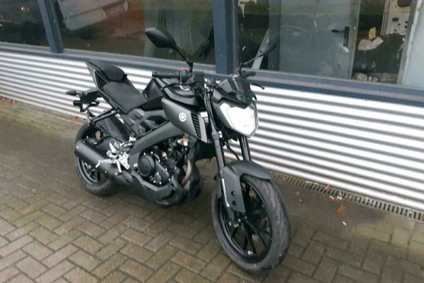 Motorrad von vorne in Schwarz