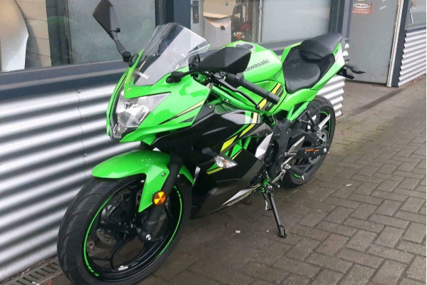 Motorrad von vorne in grün